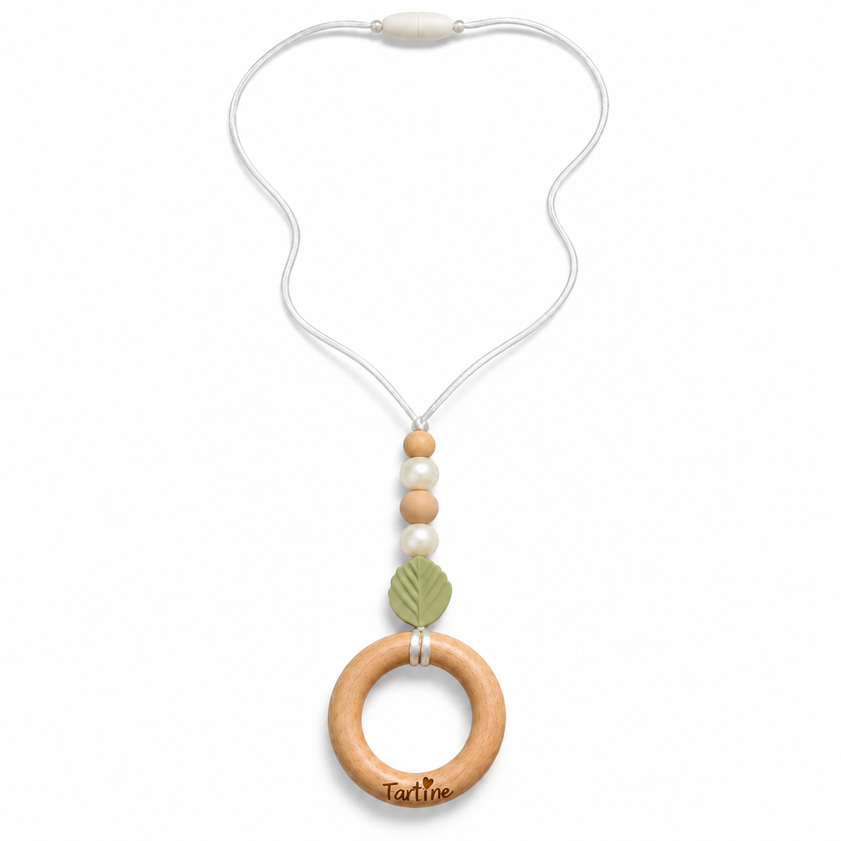 Collier d'allaitement pour bébé avec perles beiges et nacrées, feuille vert sauge et anneau en bois naturel.