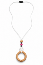 Collier d'allaitement personnalisé avec anneau en bois, perles roses, noires et blanches et motif feuille en silicone.
