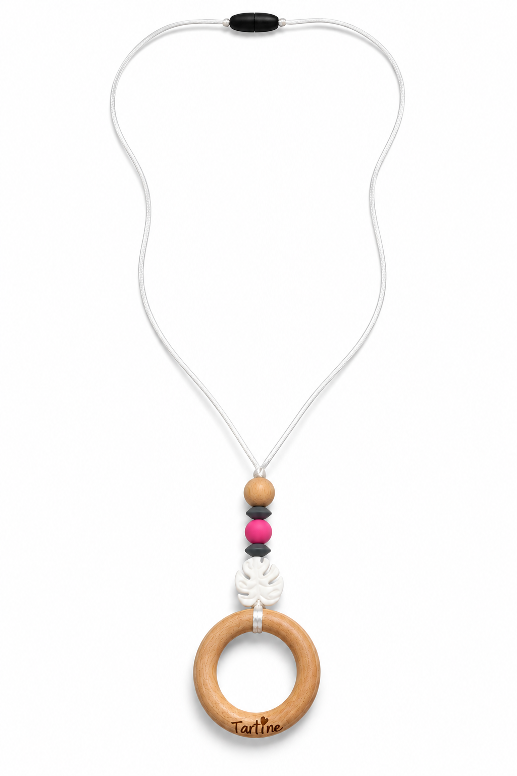 Collier d'allaitement personnalisé avec anneau en bois, perles roses, noires et blanches et motif feuille en silicone.