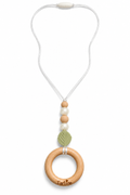 Collier d'allaitement pour bébé avec perles beiges et nacrées, feuille vert sauge et anneau en bois naturel.
