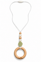 Collier d'allaitement pour bébé avec perles beiges et nacrées, feuille vert sauge et anneau en bois naturel.