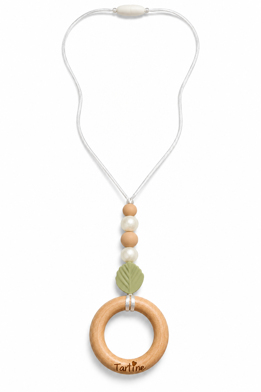 Collier d'allaitement pour bébé avec perles beiges et nacrées, feuille vert sauge et anneau en bois naturel.