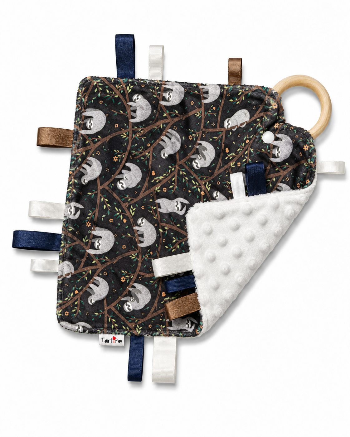 Doudou étiquettes Paresseux pour bébé, motif paresseux gris sur fond noir, minky blanc et anneau en bois.