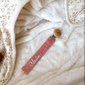 Attache-suce en tissu unie avec prenom Boutique Tartine
