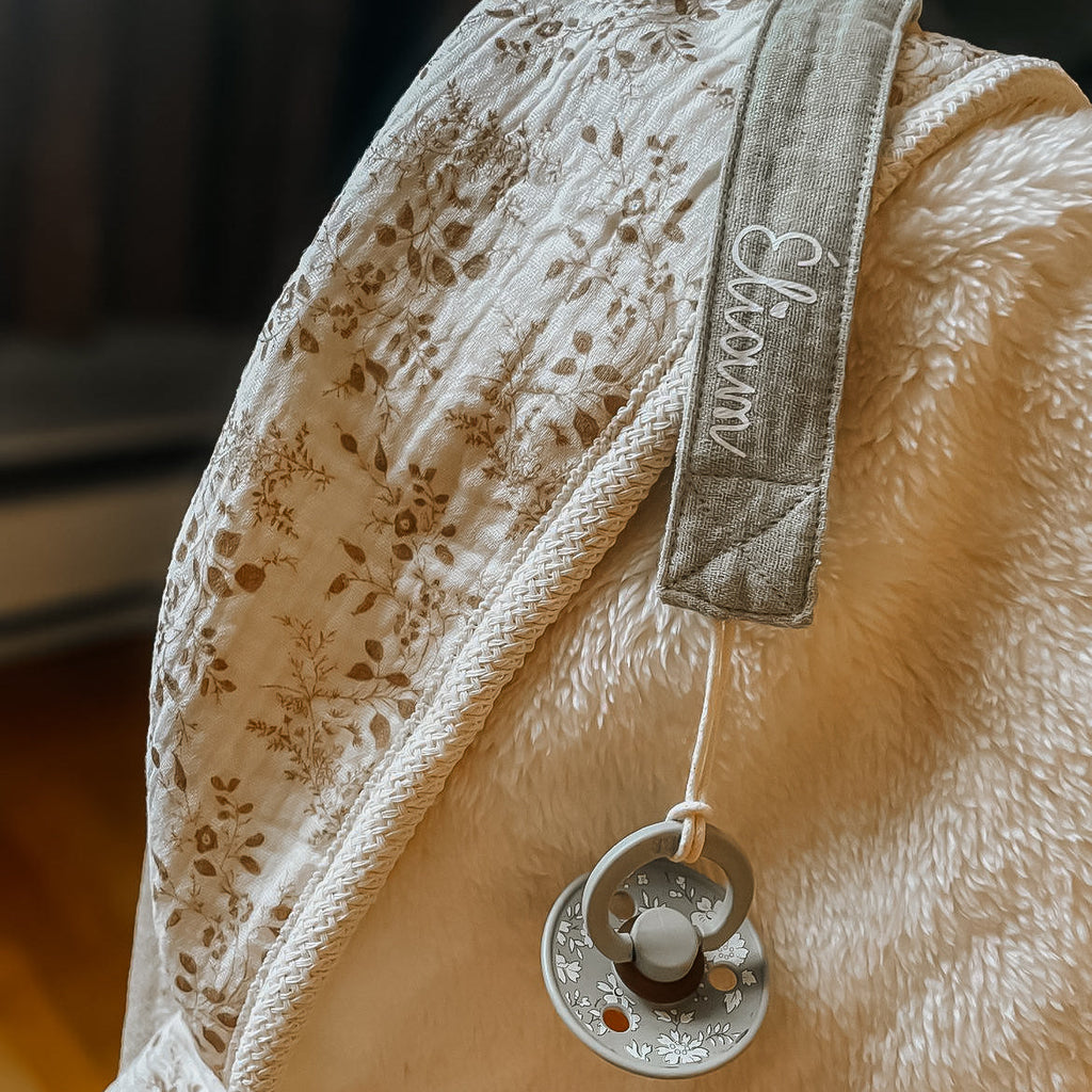 Attache-suce en tissu unie avec prenom Boutique Tartine